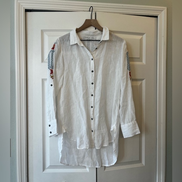 Karyn Seo White linen Button-Up Shirt with floral Embroidered Sleeves and back - Picture 2 of 12